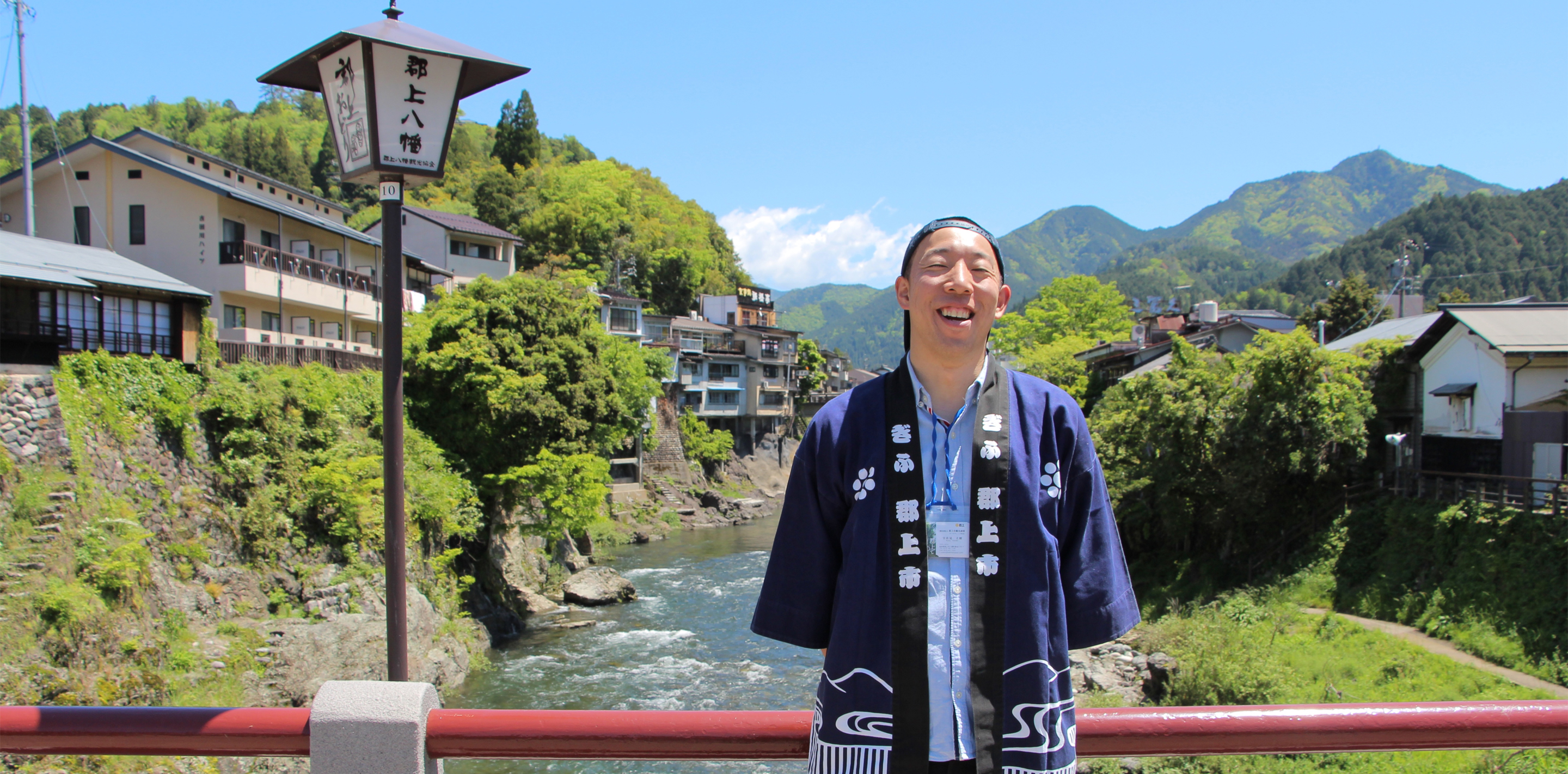 レトロな建物が魅力の観光拠点と郡上八幡まちなみ観光案内人