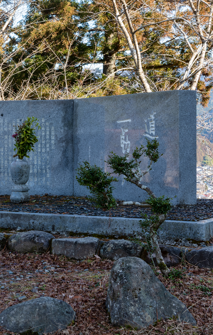 「凌霜隊」の碑