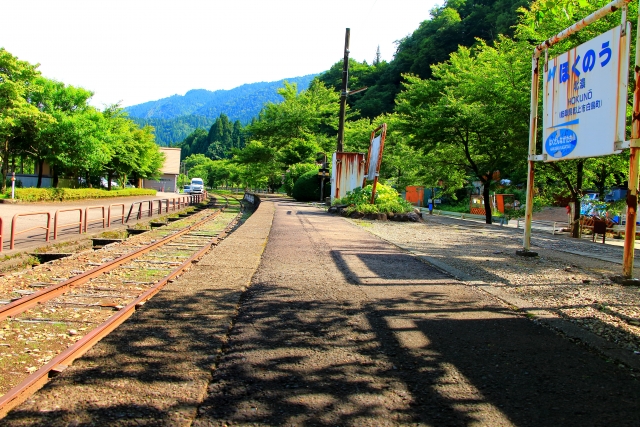 緑に囲まれた駅