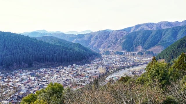 山から見下ろした山間の街