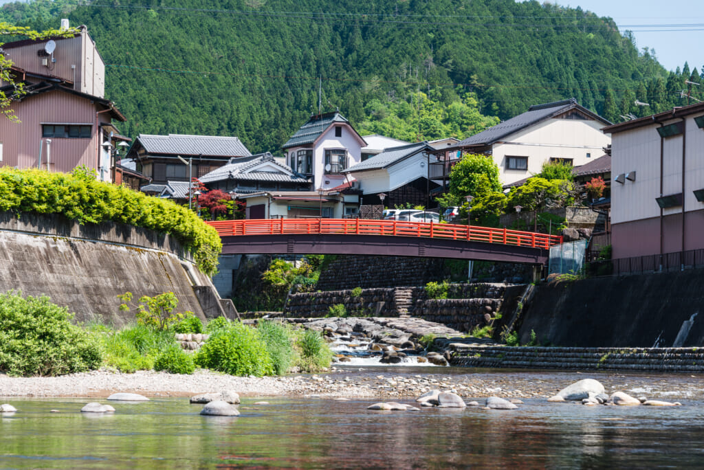 小駄良川にかかる清水橋の下で水遊び_49